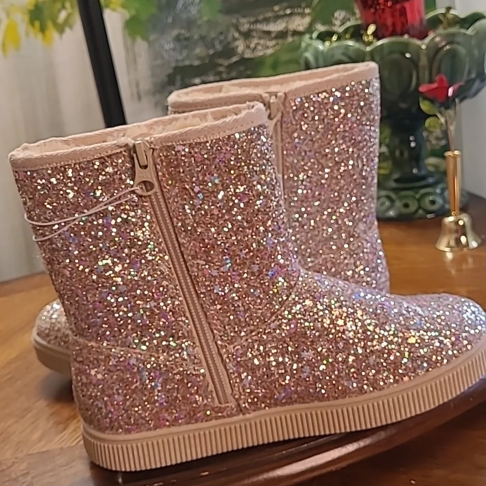 New with tags! Cat & Jack Holland Girls 4 gold glitter winter boot faux fur